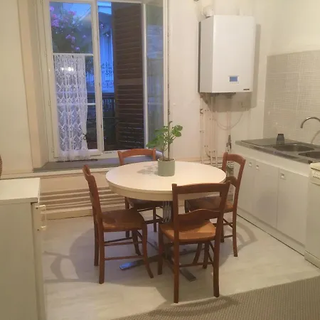 La Couronne By Franck And Virginie - Hector 2eme Etage *